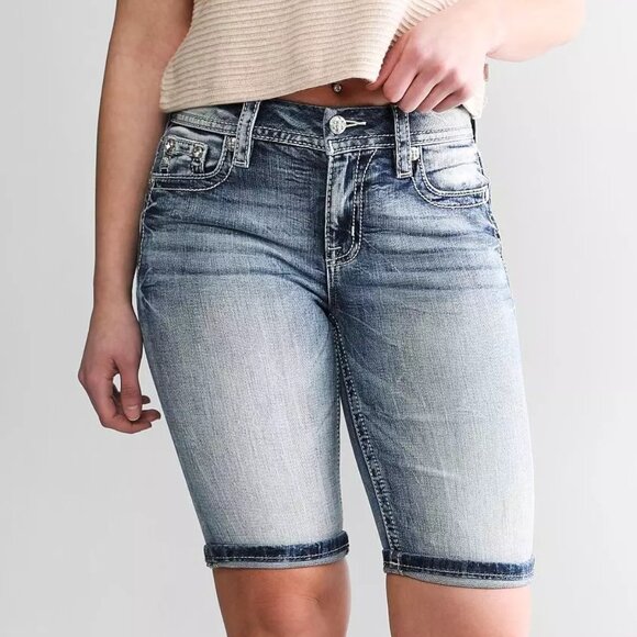 Miss Me Curvy Bermuda Stretch Short. Sz: 29 - Picture 2 of 13